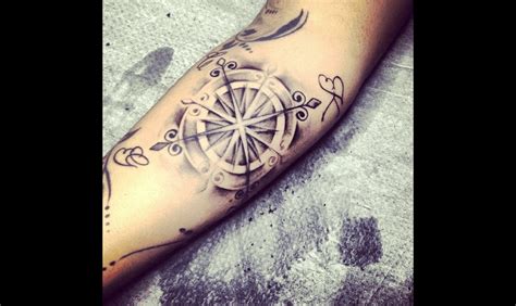 Tatouage boussole : illustrations et significations.